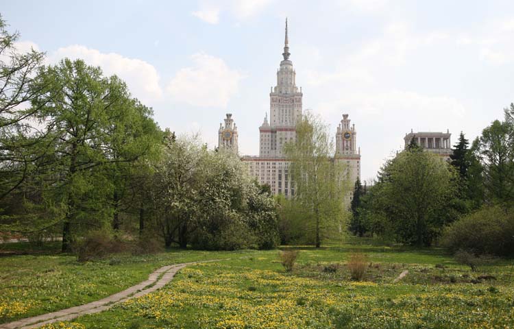 Вид из Ботанического сада на главное здание МГУ