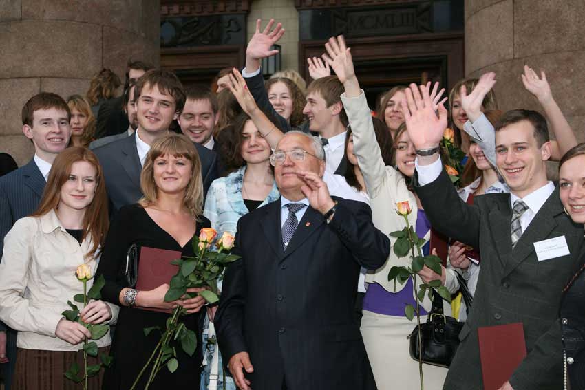 Преподаватели физфака мгу. Мгу физфак целина 1964. Тютин николай физфак мгу выпуск 1988. Выпускники физфака мгу. Коробейников владимир мгу физфак выпуск 1986.
