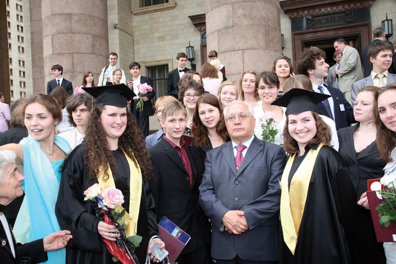 известные выпускники мгу. знаменитые выпускники мгопу. выпускник 2022. выпускник мгу вмик 1995. отличники мгу.