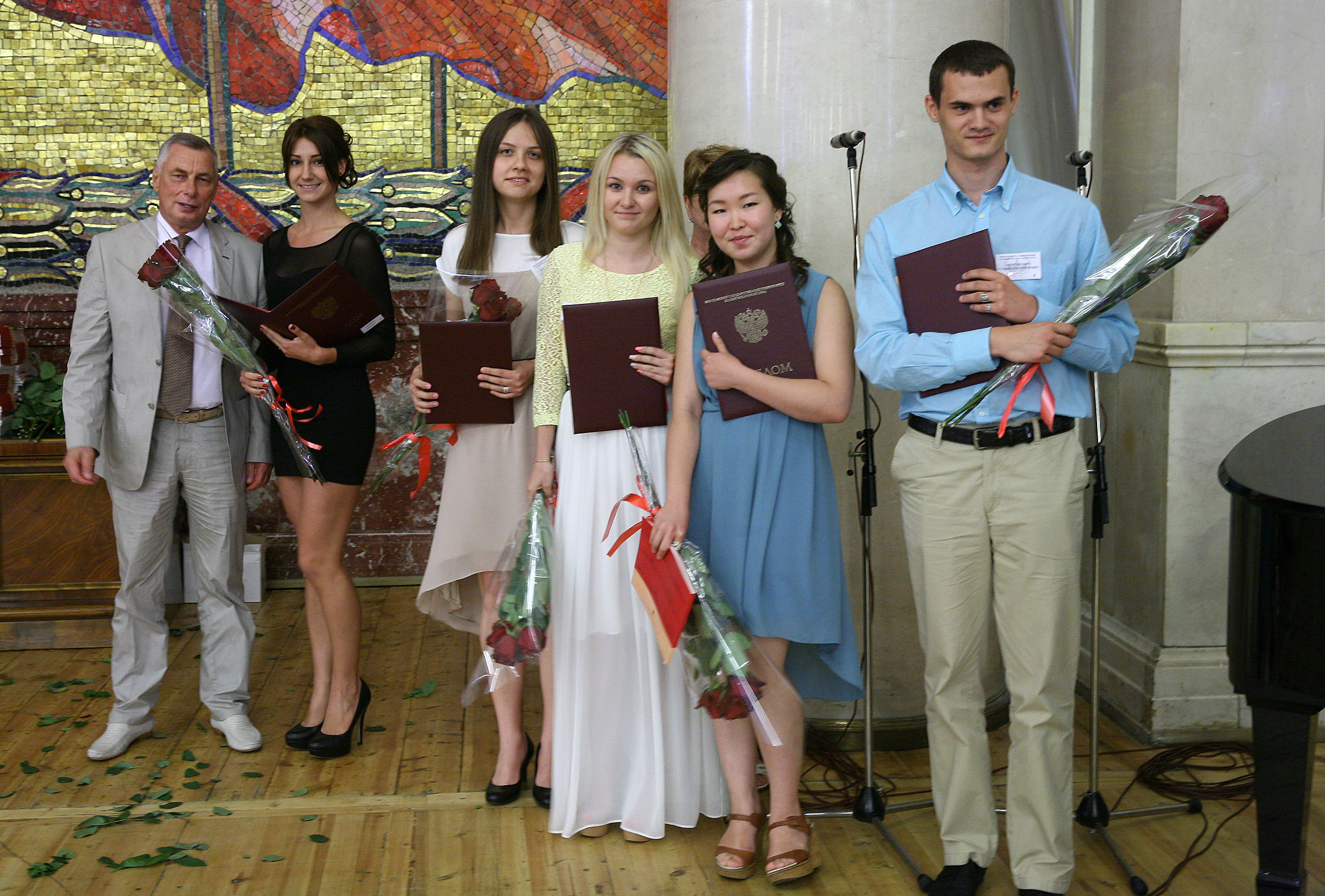 Выпускники 2013 года. Мантии на вручение дипломов. Макияж на вручение диплома. Казанский университет выпускники казанского университета. Выпускникам 2013 года.