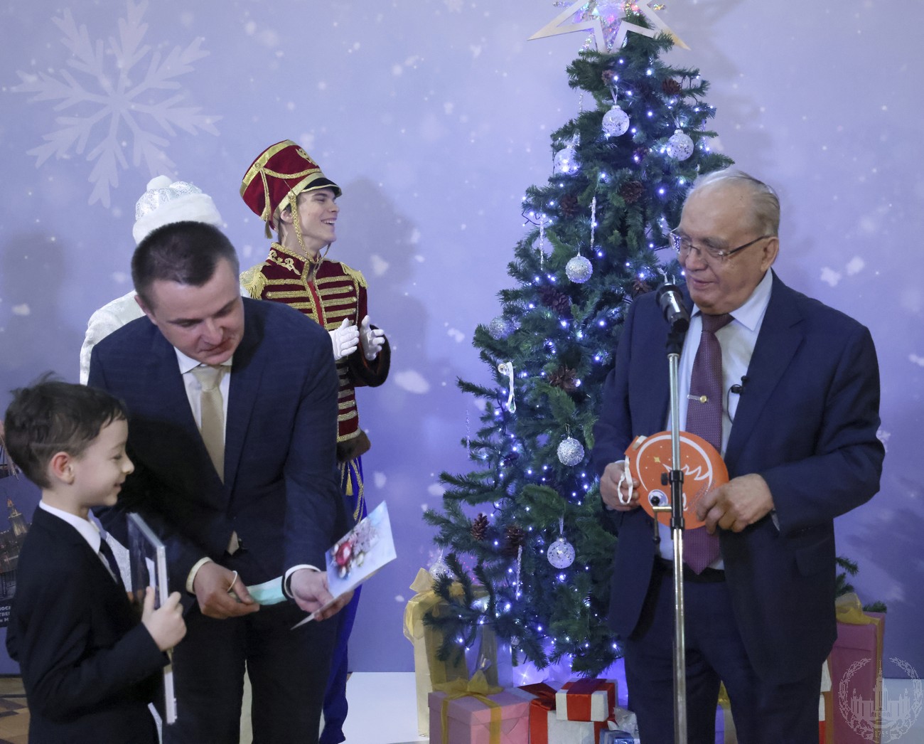 Подарки для елки. Елка желаний 2023. Елка желаний владимир 2023. Елка желаний 2023. Елка желаний самарская область.