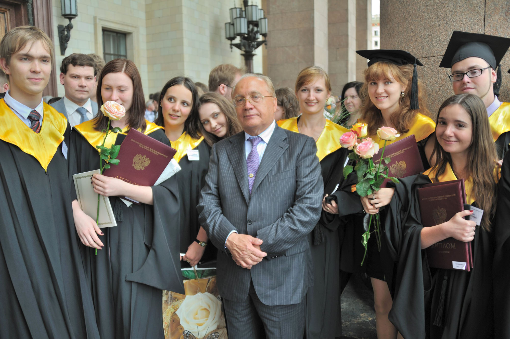 выпускник вуза. студенты мгу мгимо. выпускник вуза. филологический факультет мгу магистратура. большинство окончивших институт получают без него.