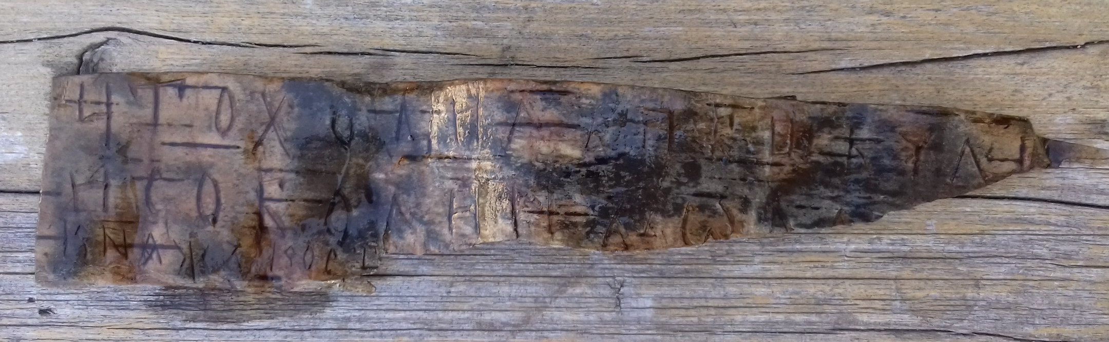 археологические раскопки новгород берестяная грамота. раскопки в новгороде берестяные грамоты. раскопки в новгороде берестяные грамоты. новгородские берестяные грамоты 11-15 веков. новгородские берестяные грамоты раскопки.