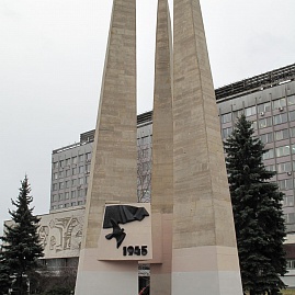 Мемориальная стела в честь студентов и сотрудников Московского университета, павших в Великой Отечественной войне