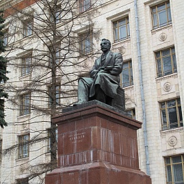 Памятник П.Н.Лебедеву около корпуса физического факультета