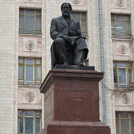 Памятник А.Г.Столетову около корпуса физического факультета