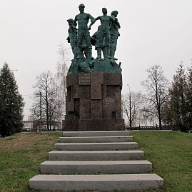 Памятник "Движению студенческих отрядов 50 лет"