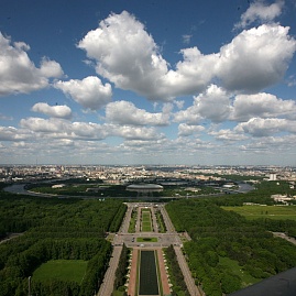 Вид на аллею около Главного здания МГУ