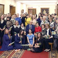Традиционное поздравление женщин с Международным женским днем