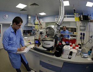 Лаборатория, где синтезируют SkQ, вещество, которое ускоряет заживление ран. Источник: Роман Зиновкин