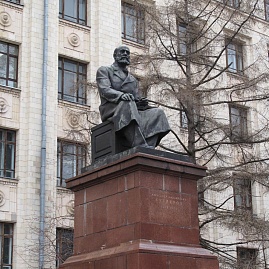 Памятник А.М.Бутлерову около корпуса химического факультета