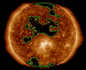 Контуры корональных дыр (зеленые линии) на фоне изображения солнечного диска в линии 193 Ангстрем (изображение со спутника SDO/AIA). Рисунок предоставлен авторами
