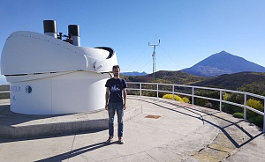 Студент астрономического отделения физического факультета Даниил Власенко возле телескопа МАСТЕР (Канарские острова, Испания)